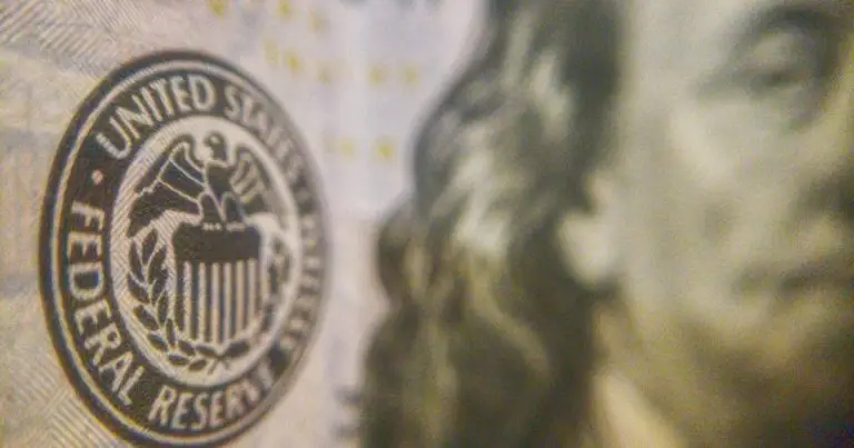 Sterlin bugün: Pound, Fed’in sıkılaştırma bahisleriyle güçlenen dolar karşısında geriledi