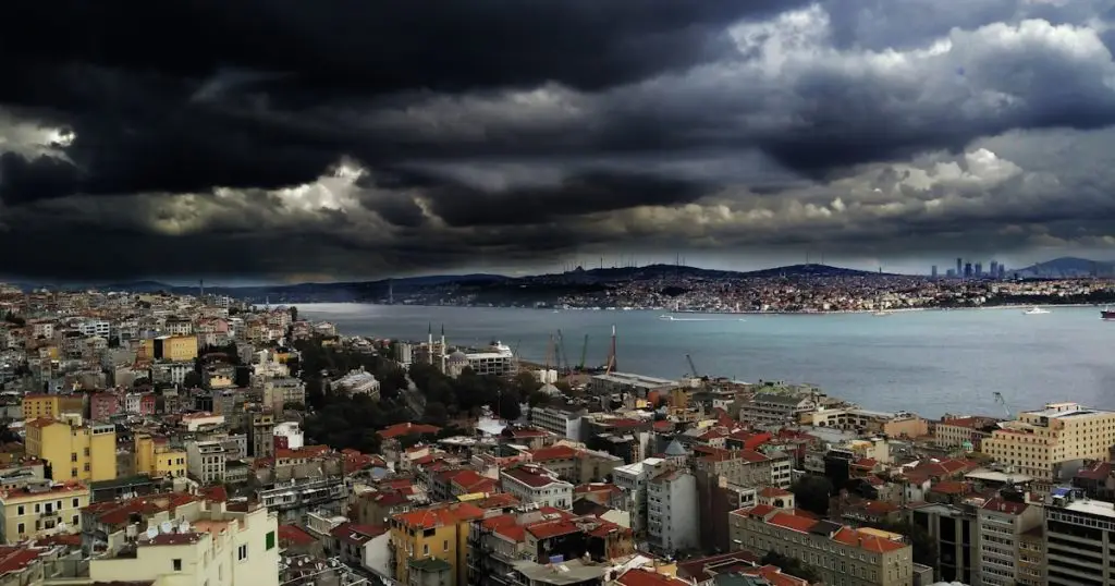 İstanbul'a Sürpriz Yağmur, 3 Gün Bunaltan Sıcaklık Geliyor